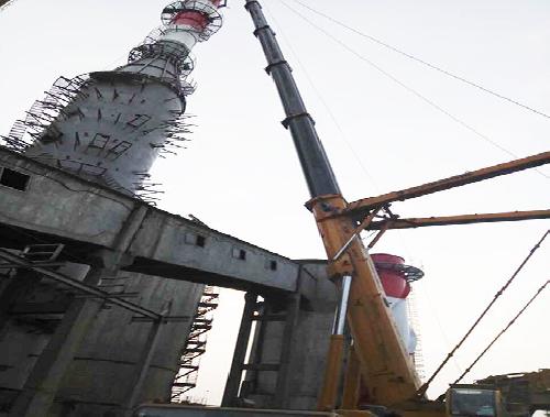 500吨吊车安装脱硫塔烟囱